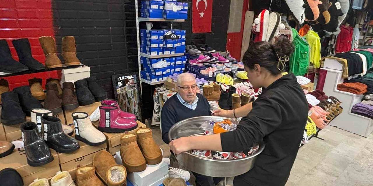 Depremzede Aile 6 Şubat Depremlerinin Yıl Dönümünde Hayır Pilavı Dağıttı