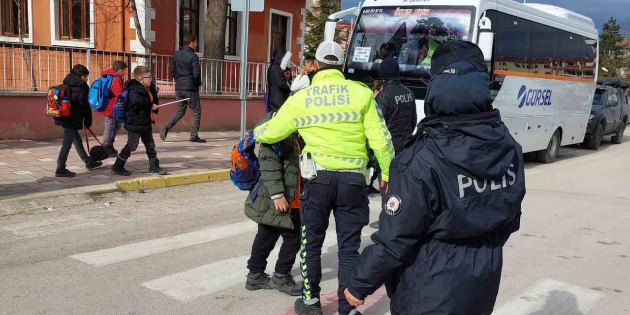 Polis Ekiplerinden Okul Çevrelerinde Denetim