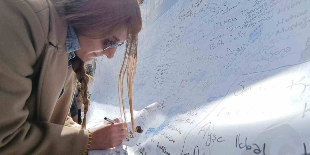 Bir Pankartta 8 Bin 387 Can