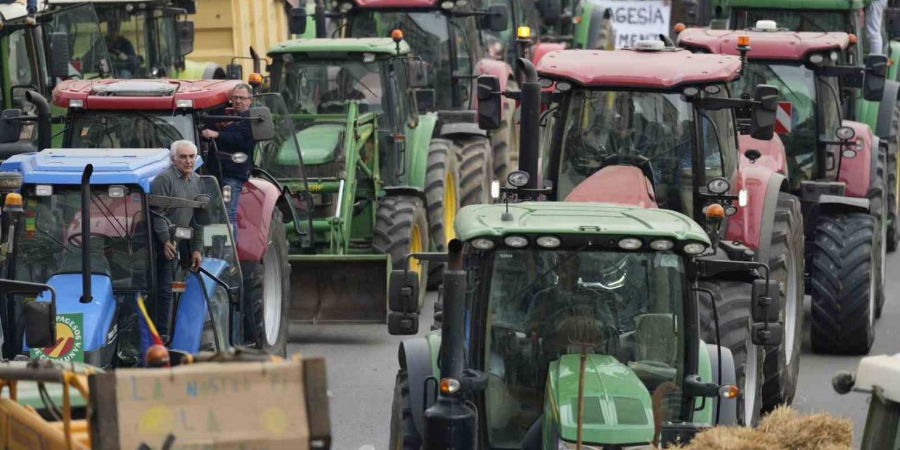 İspanyol Çiftçiler Ab’nin Tarım Politikalarını Protesto Etti