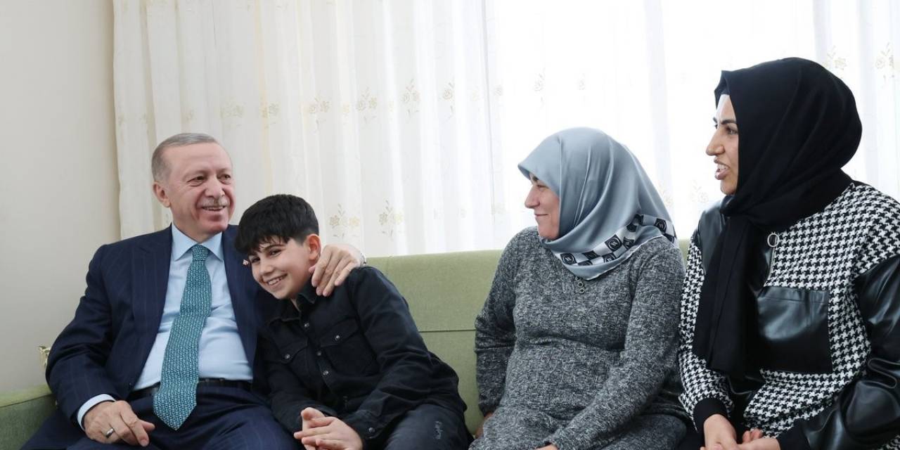 Cumhurbaşkanı Erdoğan’dan Depremzede Aileye Ziyaret