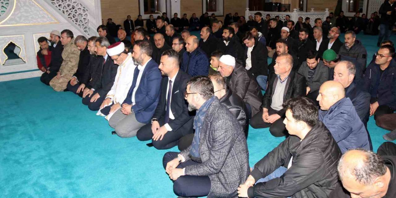 Bitlis’te Miraç Kandilinde Depremde Hayatını Kaybedenler İçin Mevlit Okutuldu