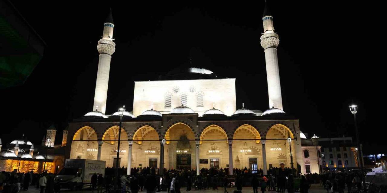 Konya’da Miraç Kandili’nde Vatandaşlar Camilere Akın Etti