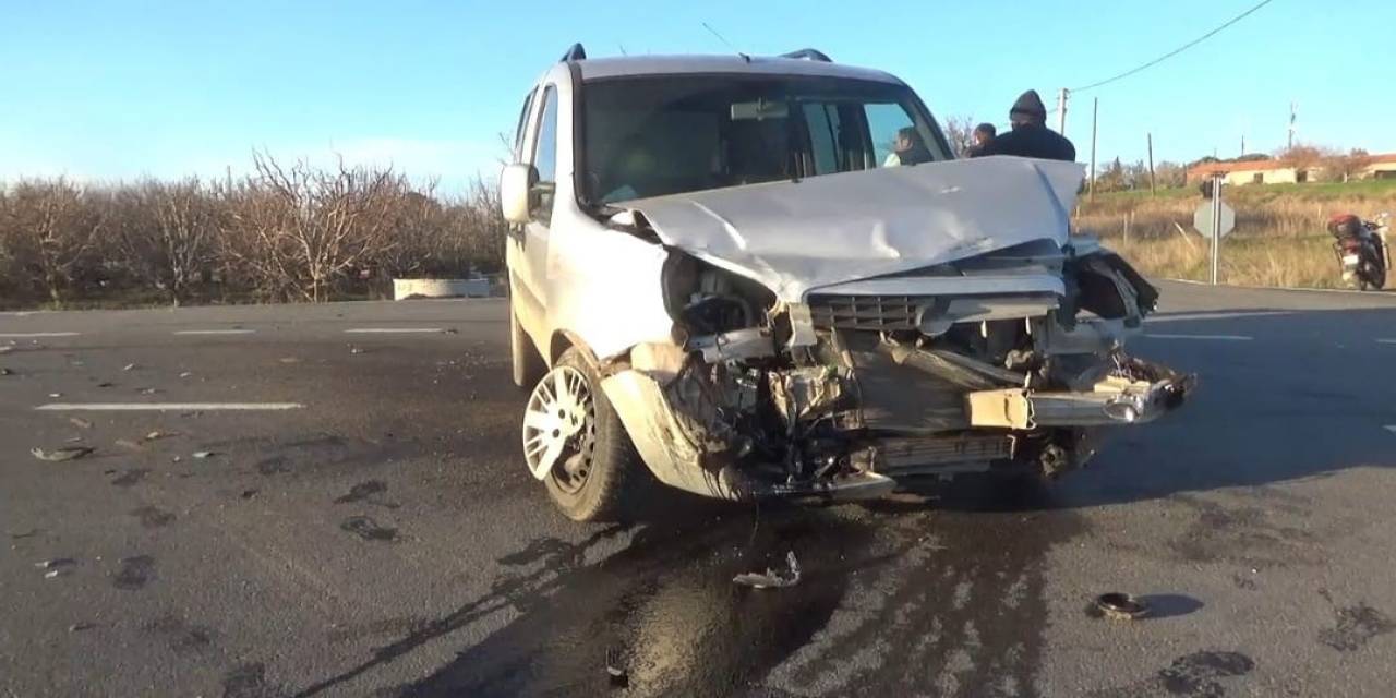 Bayramiç’te 2 Aracın Çarpıştığı Kazada 2 Kişi Yaralandı