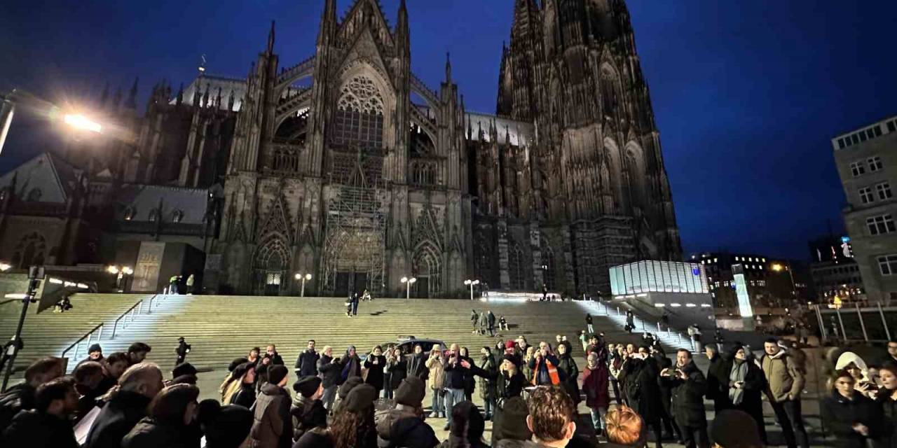 Almanya’da 6 Şubat Depreminin Yıldönümünde Tarihi Dom Katedrali Önünde Anma Programı