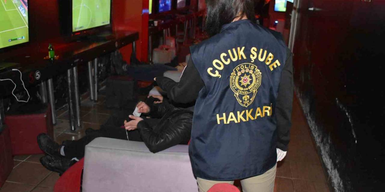 Hakkari’de Okul Çevreleri İle Servis Araçlarına Yönelik Uygulama Yapıldı