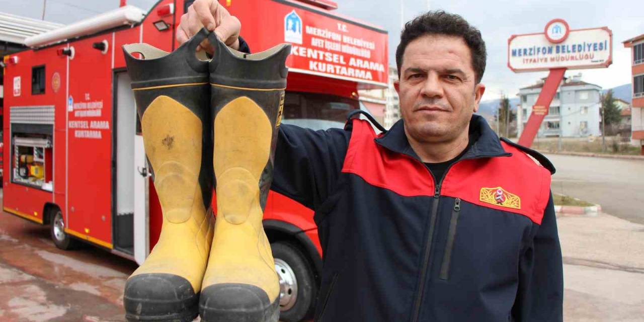 Ayağından Çıkartıp Yaşlı Depremzedeye Giydirmişti, O Botlarını Bir Daha Giymedi