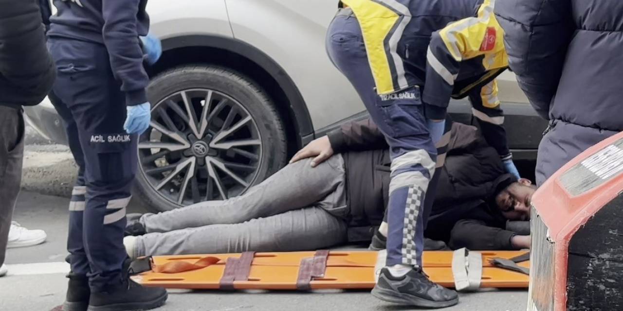 İki Aracın Arasından Geçmeye Çalışan Motosiklet Sürücüsü Düştü: O Anlar Kamerada