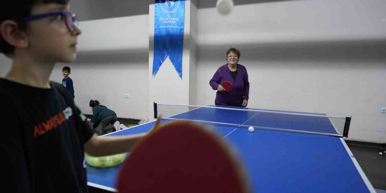 77 Yaşındaki ‘Dilek Teyze’ Masa Tenisi Tutkusundan Vazgeçemiyor