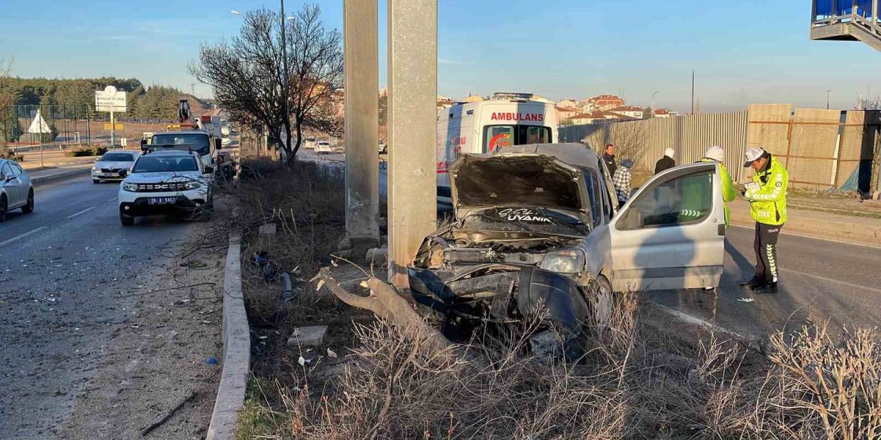Üst Geçidin Ayağına Çarpan Araçtaki 2 Kişi Yaralandı