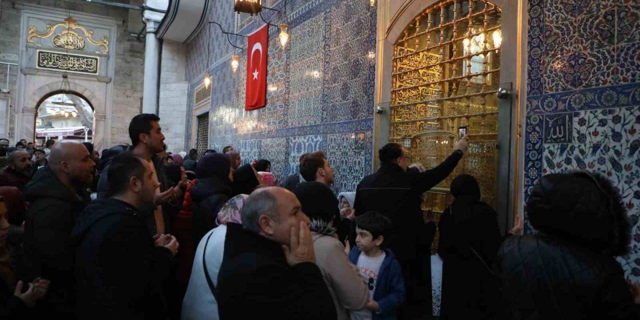 Miraç Kandili Eyüp Sultan’da Dualarla İhya Edildi