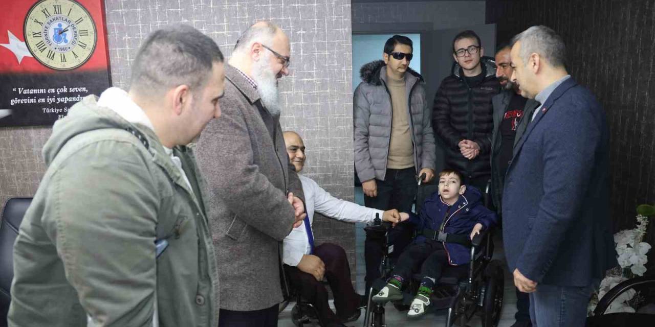 Üniversite Öğrencileri Ve Öğretmenlerinden Örnek Davranış