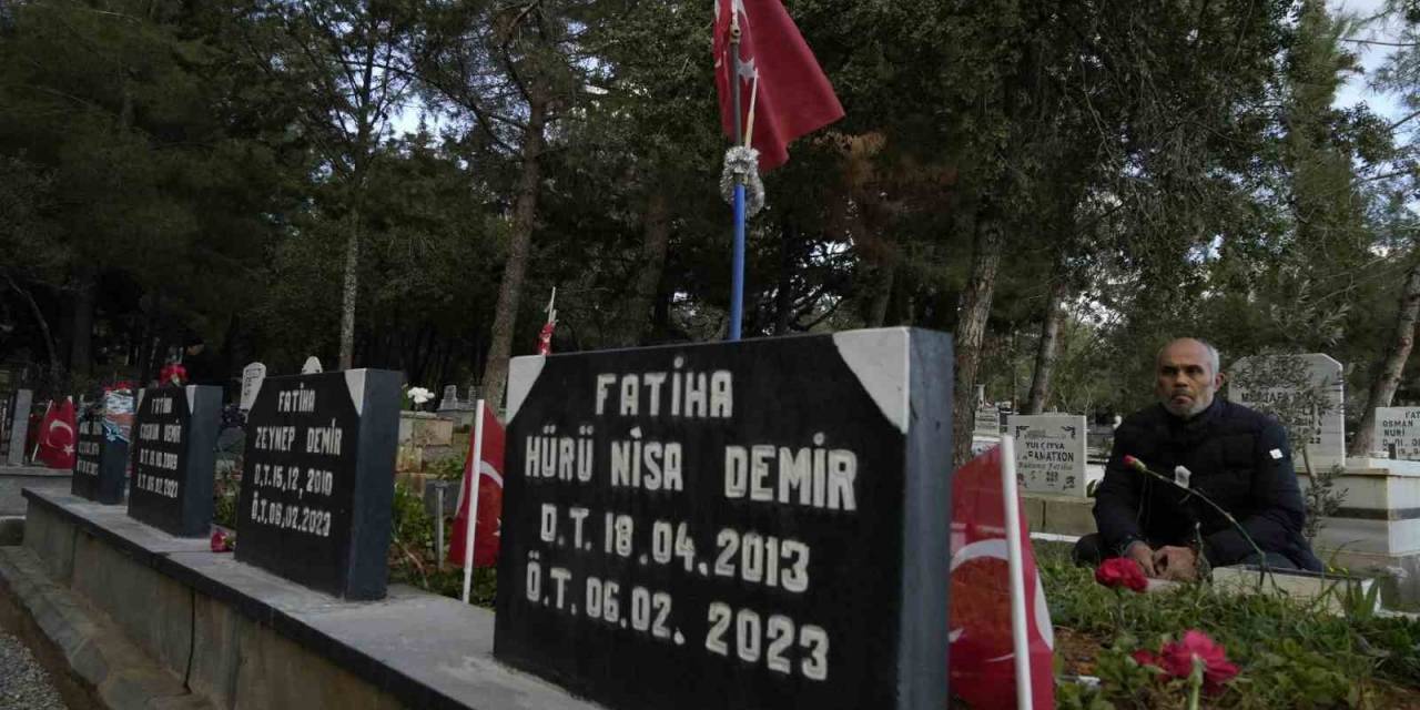 Depremde 3 Çocuğunu Ve Eşini Kaybeden Baba Günde İki Kez Mezarlığa Gidiyor