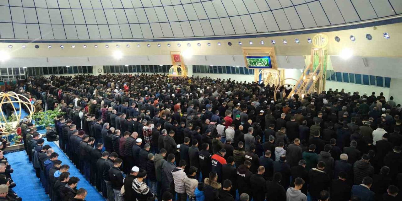 Erzincan’da Miraç Kandili’nde Camiler Doldu, Depremde Hayatını Kaybedenler Anıldı