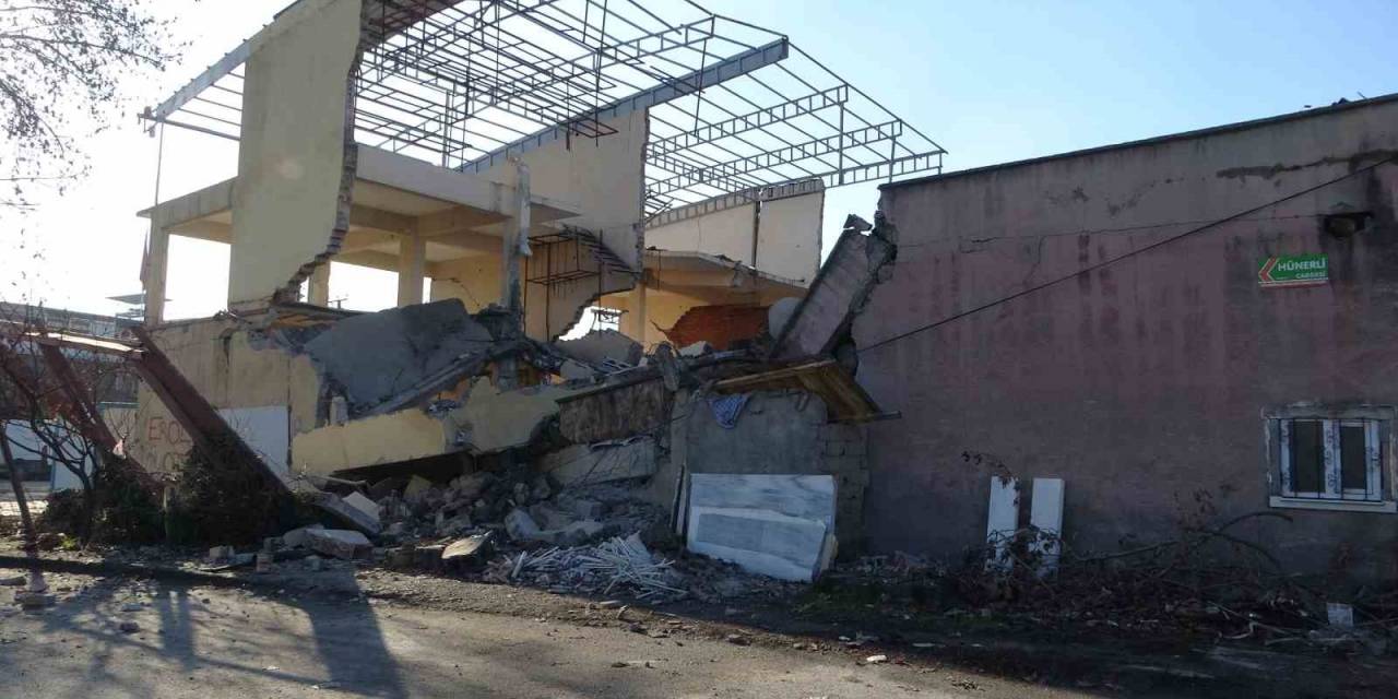 Malatya’da Sanayi Sitesinde 6 Dükkanın Bulunduğu Blok Çöktü