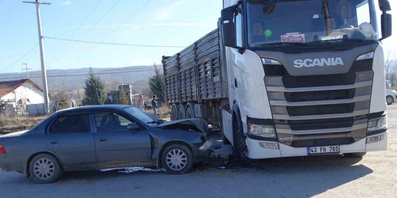 Hisarcık’ta Tır İle Otomobil Çarpıştı: 4 Yaralı