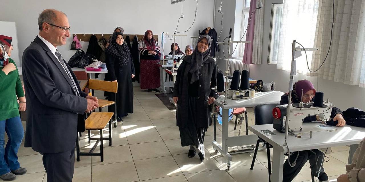 Domaniç Belediyesinden Hem’e Dikiş Makinesi Desteği