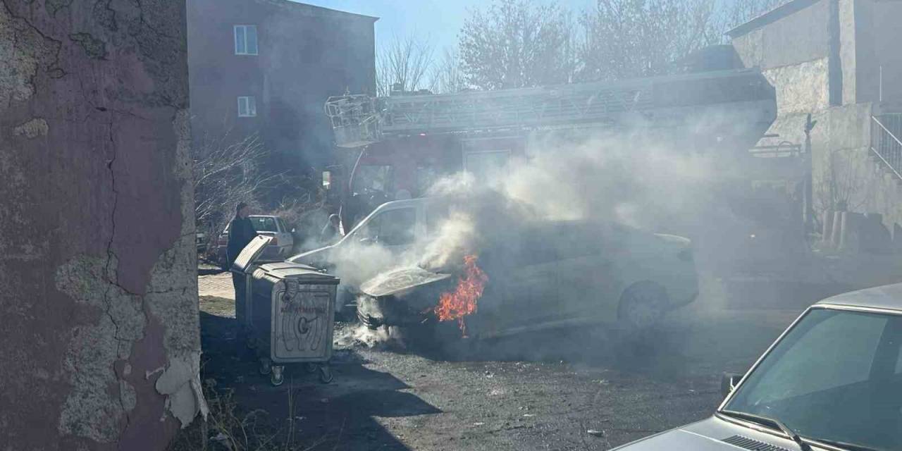Tomarza’da Park Halindeki Otomobil Alev Aldı