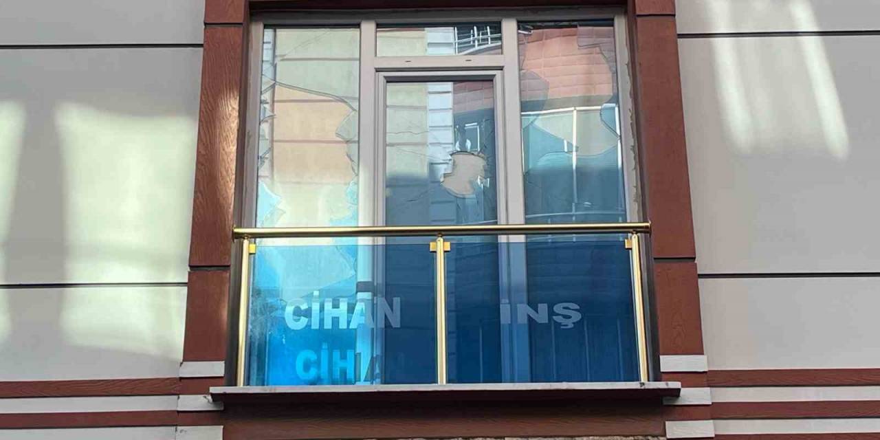 Esenyurt’ta Boşanmak İsteyen Eşinin Evini İkinci Kez Taşlayan Adam Kamerada