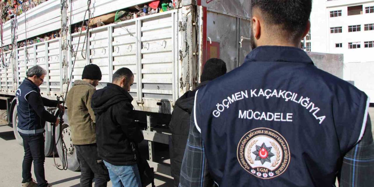 Amasya’da Çöp Dolu Tırdan 3 Kaçak Göçmen Çıktı