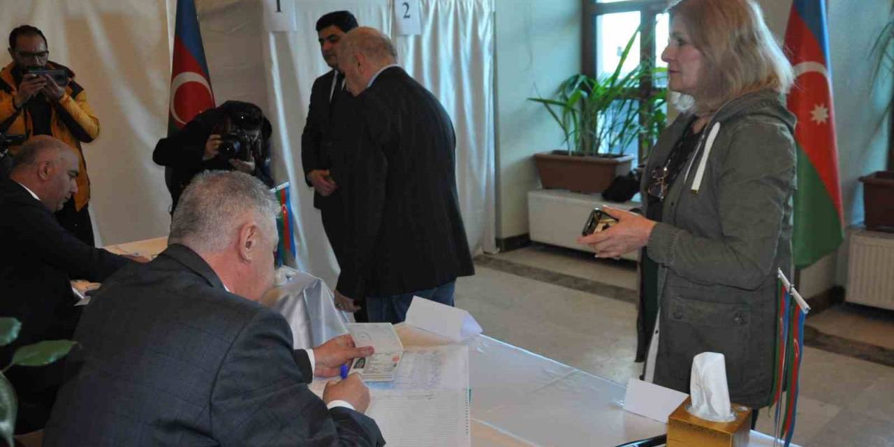Kars’ta Azerbaycanlılar Cumhurbaşkanı Seçimi İçin Oy Kullanıyor