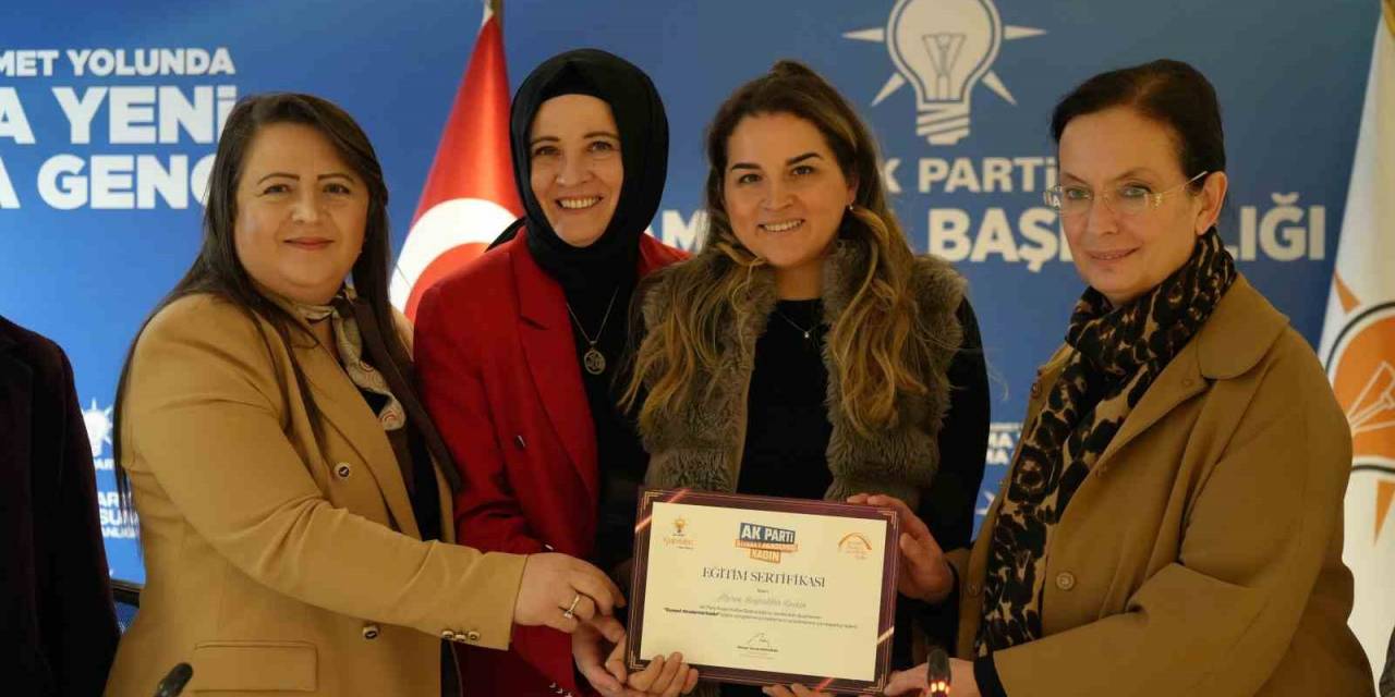 Ak Kadınlar Siyaset Akademisi Sertifikalarını Aldılar
