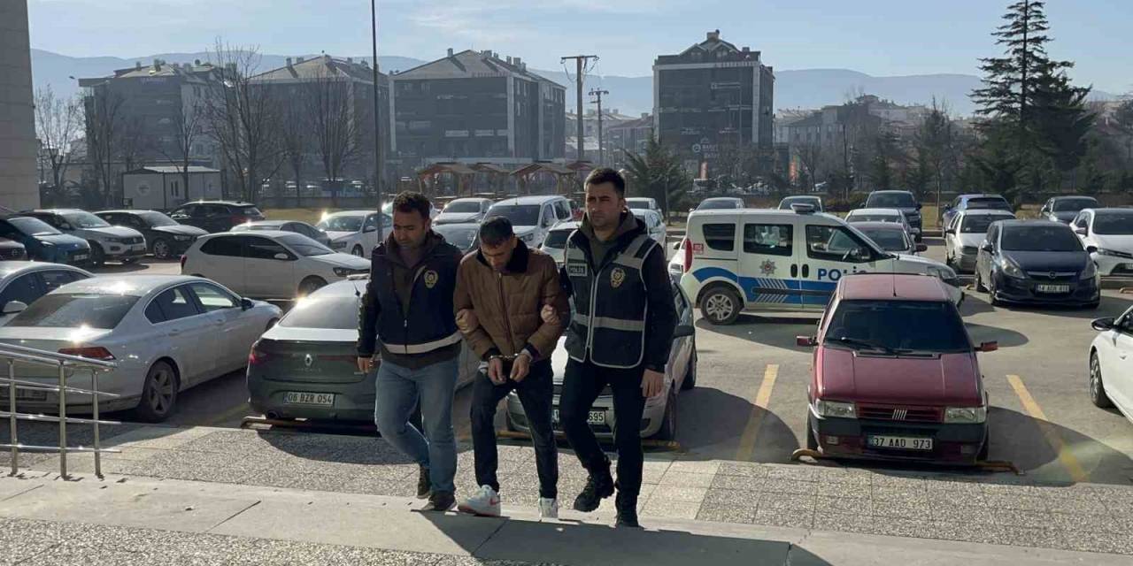 Para Biriktiren Arkadaşının Evine Pencereden Girdi, 60 Bin Lirasını Çaldı