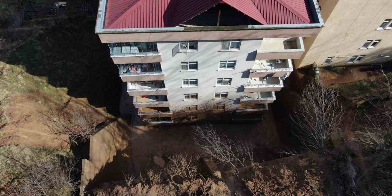 Artvin’de Yamaçtan Kopan Topraklar Evlerin İçerisine Doldu, 10 Bina Zarar Gördü