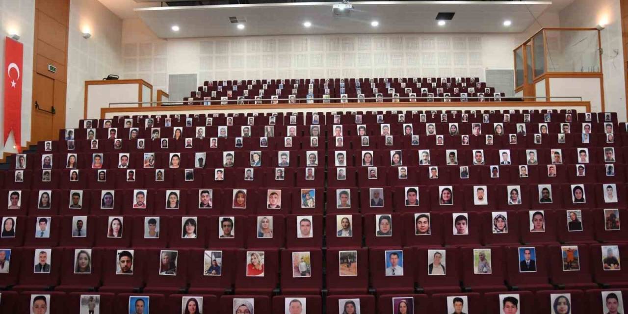 Depremde Hayatını Kaybeden Öğrenci Ve Çalışanlar İçin Anma Töreni Düzenlendi