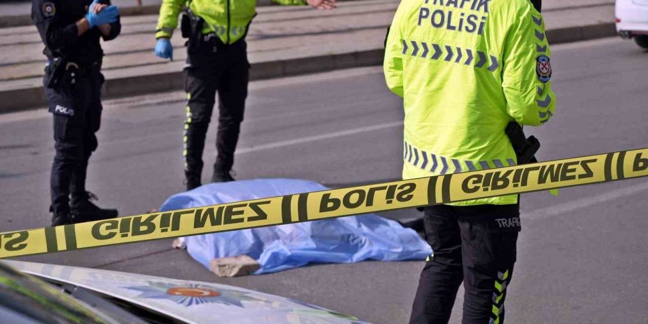 Yaya Geçidi Eceli Oldu, Kamyonetin Yol Verdiği Yayalara Otomobil Çarptı: 1 Ölü, 1 Yaralı