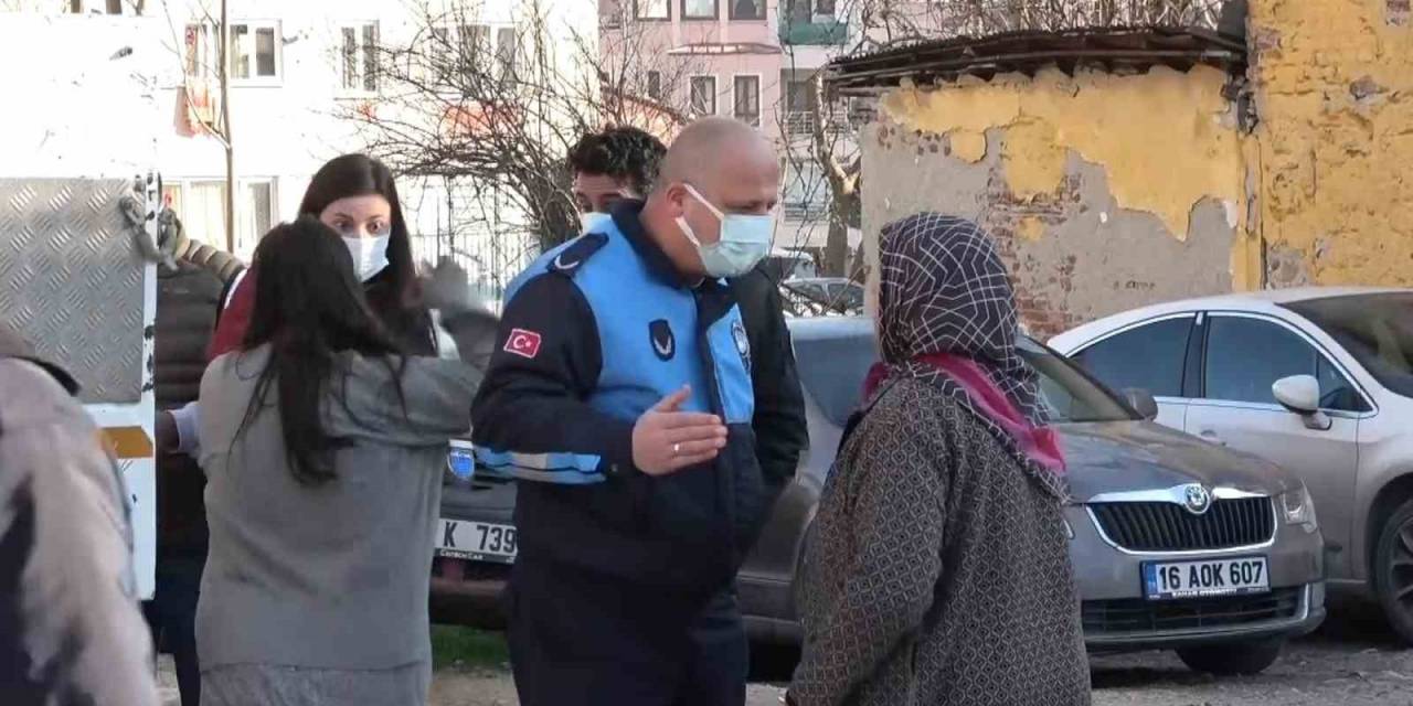 Çöp Evi Boşaltılan Kadın Sinir Krizi Geçirdi, Kendisini Sakinleştirmek İsteyen Polislere Saldırdı