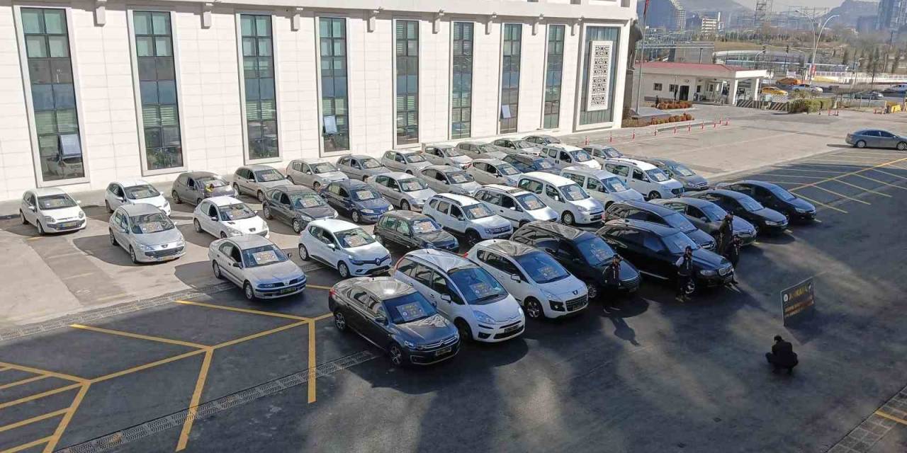 Deprem Bölgesindeki Hurda Araçların Şasi Numaralarını Yurt Dışından Getirdikleri Araçlarla Değiştiren Şebeke Çökertildi