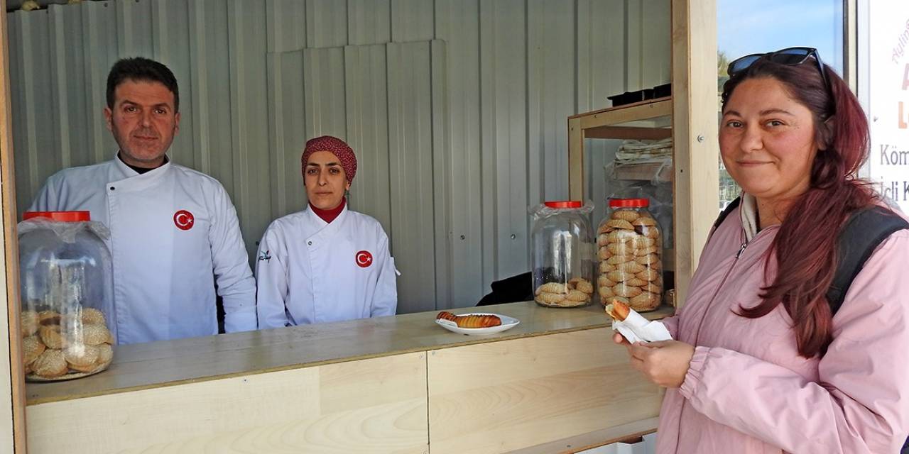 Depremzede Aile Çeşme’de Poğaça-börek Satarak Hayata Tutundu