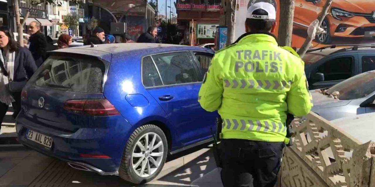 Elazığ’da Otomobil Duvara Çarptı: 2 Yaralı