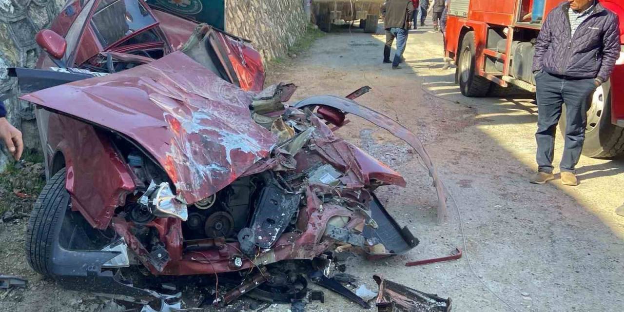 Kamyondan Düşen İş Makinesi Park Halindeki Otomobili Ezdi