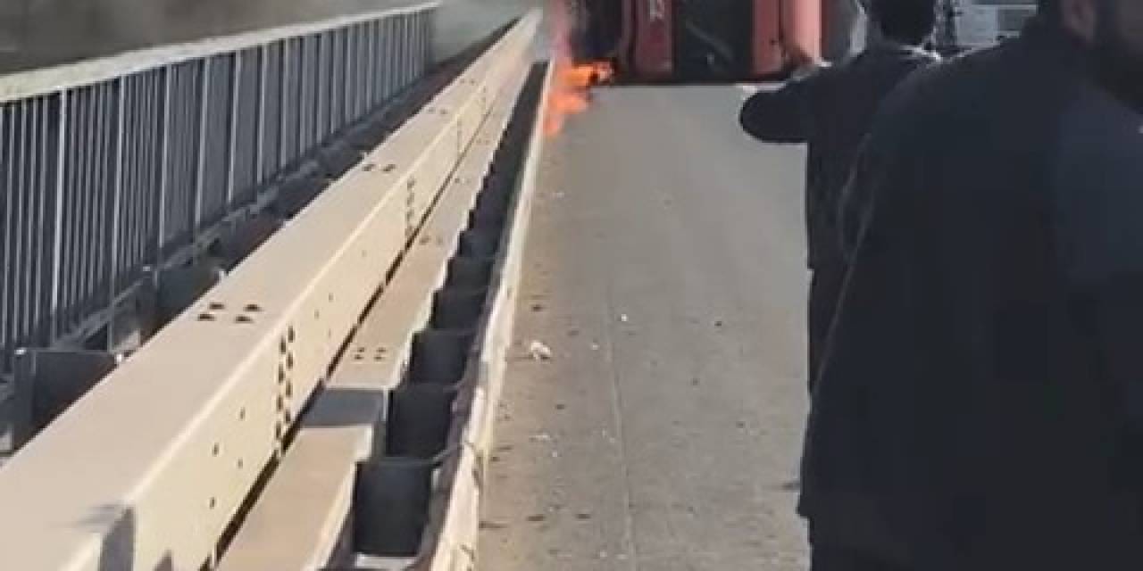 Otobanda Kaza Yapan Tır Alevlere Teslim Oldu...şoför Ölümden Böyle Kurtuldu
