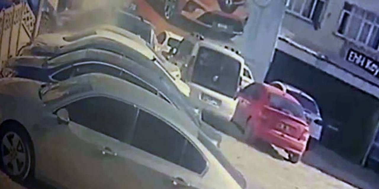 Yayaları Önüne Alıp Duvara Çarpmıştı: Kaza Anı Güvenlik Kameralarına Yansıdı