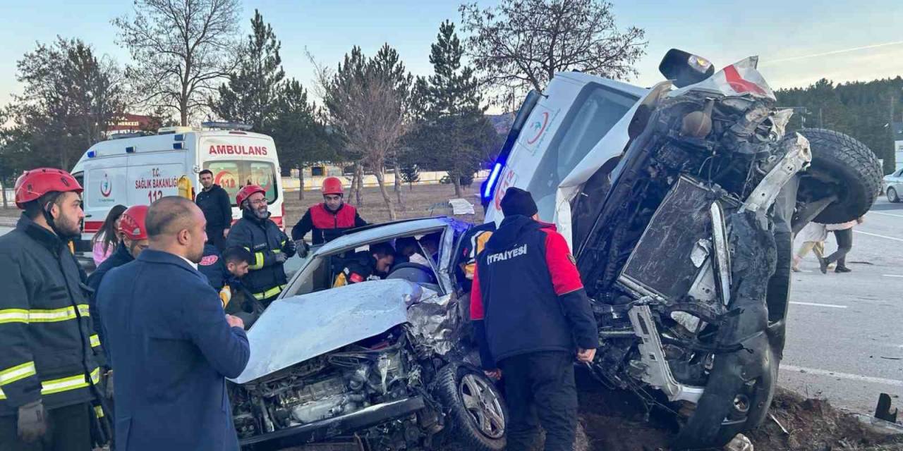 Sivas’ta Ambulans İle Otomobil Çarpıştı: 3 Kişi Yaralandı