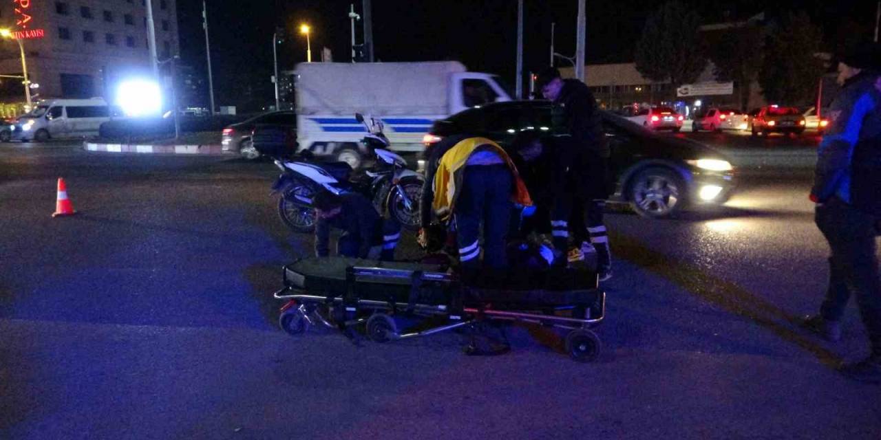 Otomobille Çarpışan Motokurye Yaralandı