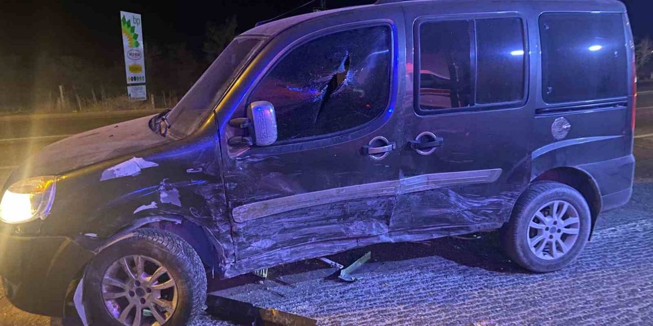 Konya’da Otomobil İle Hafif Ticari Araç Çarpıştı: 5 Yaralı