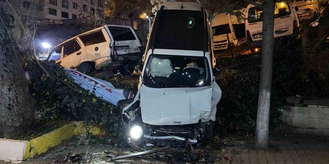 Eyüpsultan’da Virajı Alamayan Araç Çay Bahçesine Uçtu