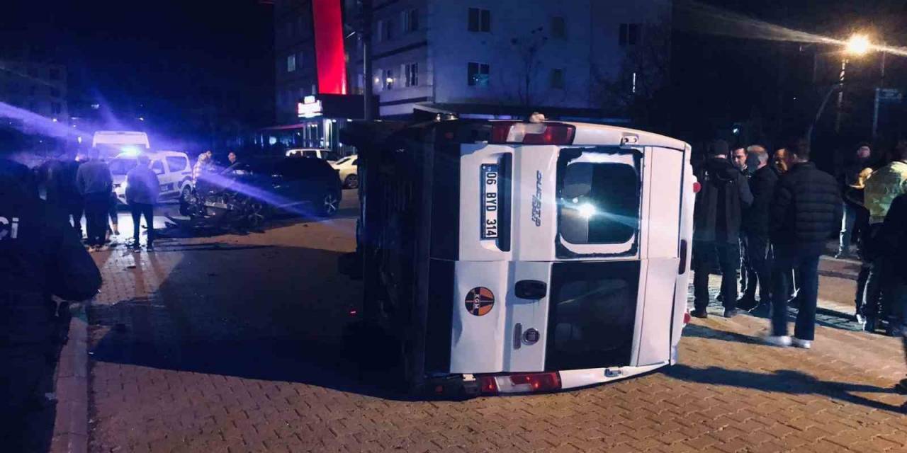 Otomobil İle Çarpışan Minibüs Devrildi: 2 Yaralı