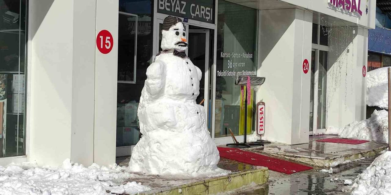 İş Yerinin Önünde Dev Kardan Adam Yaptı