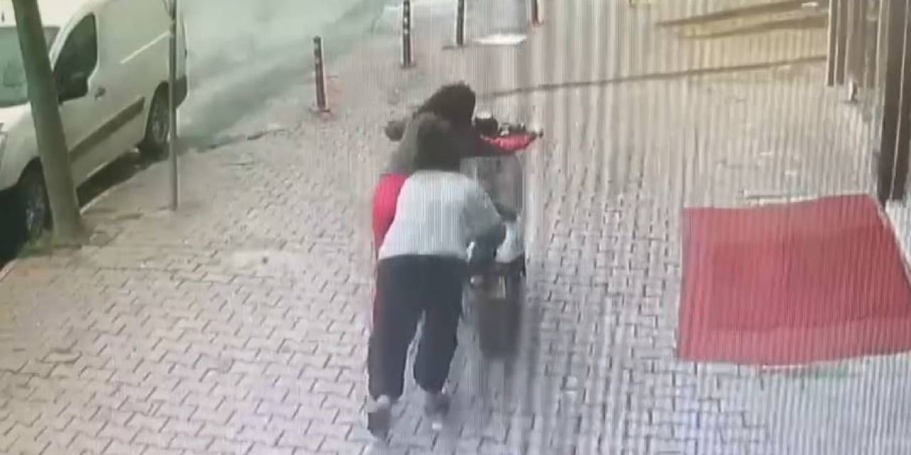 İki Kız Elektrikli Motosikleti İterek Çalmaya Çalışırken Esnafa Yakalandı