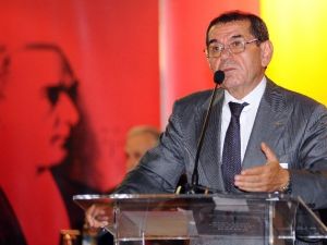 Özbek: "Meyve Veren Ağaç Taşlanır"