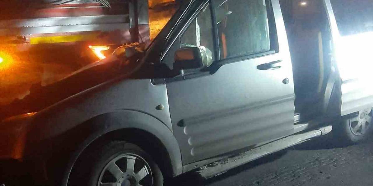 Tıra Çarpan Hafif Ticari Aracın Sürücüsü Kaldırıldığı Hastanede Öldü