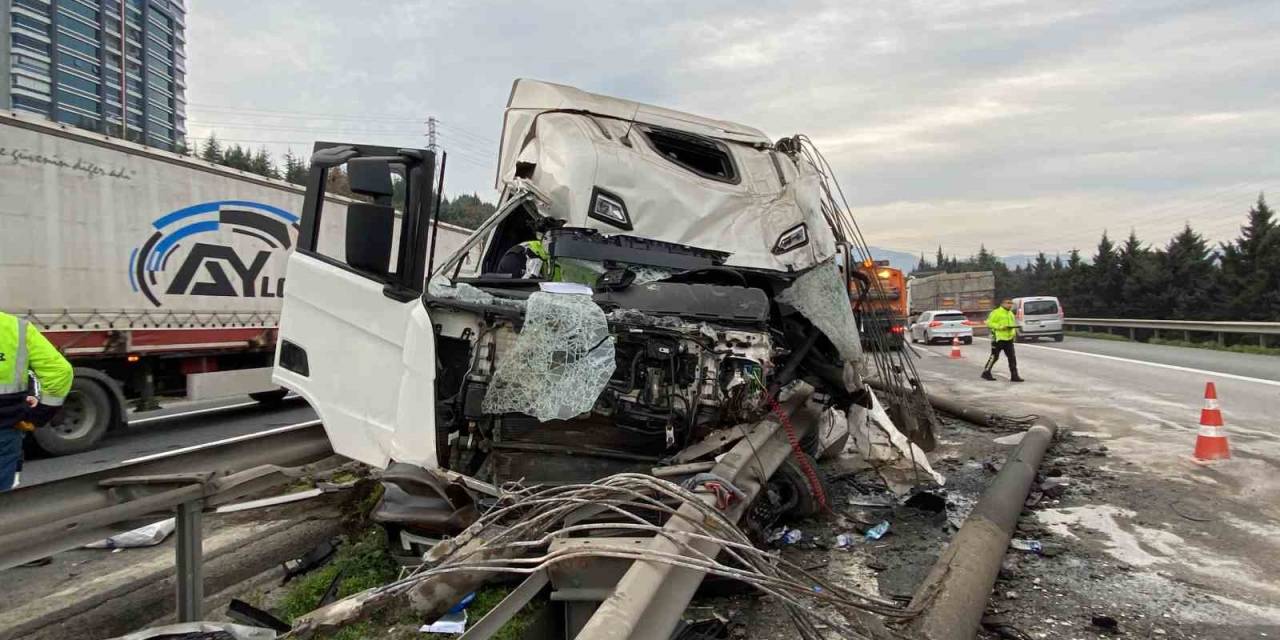 Tem’de Tır Bariyerlere Çarpıp, Aydınlatma Direklerini Devirdi