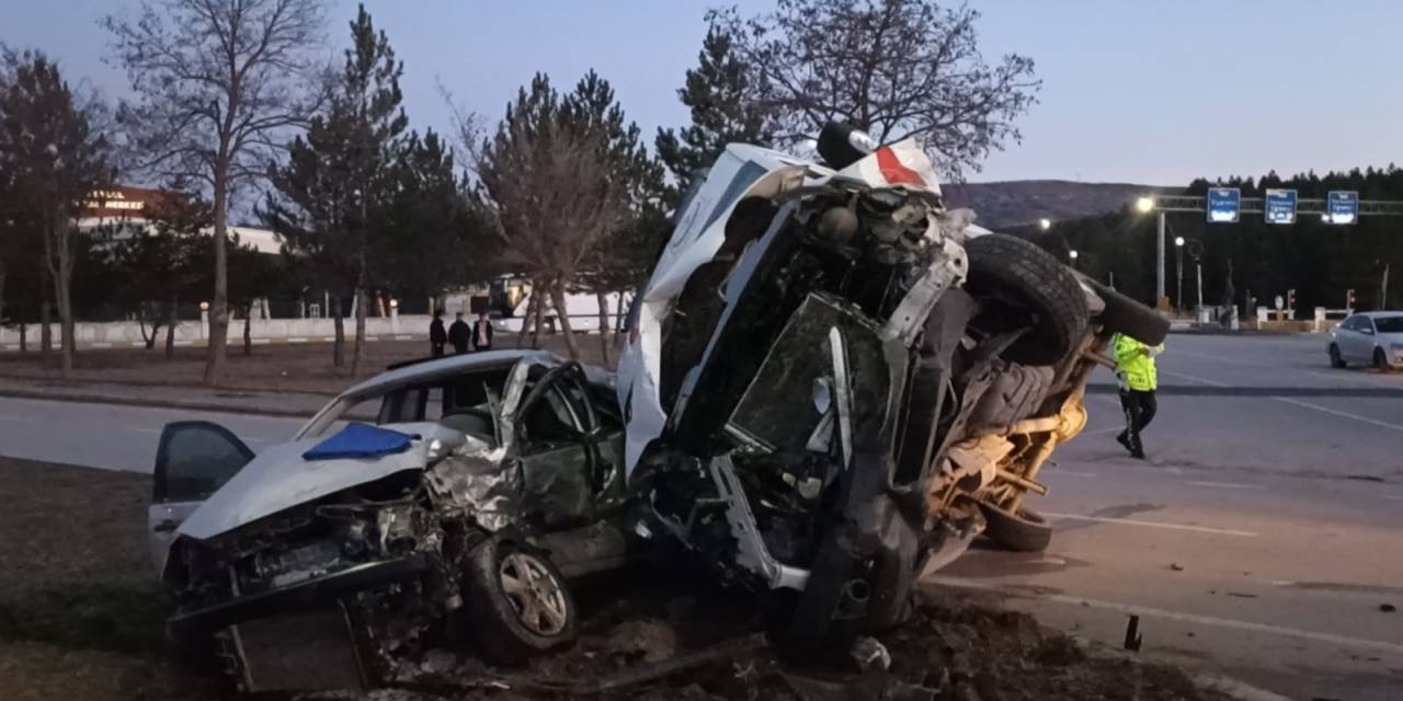 Ambulans İle Otomobilin Çarpıştığı Kaza Güvenlik Kamerasına Yansıdı