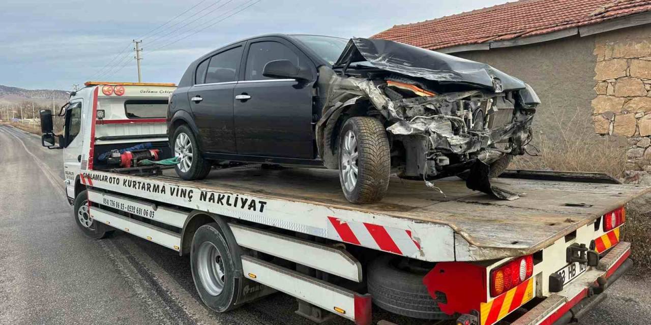 Duvara Çarpan Otomobilde 2 Kişi Yaralandı