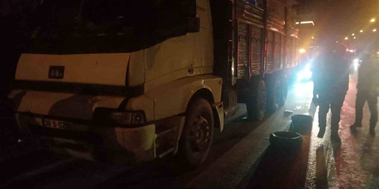 Motosiklet İle Kamyon Çarpıştı: 1 Ölü